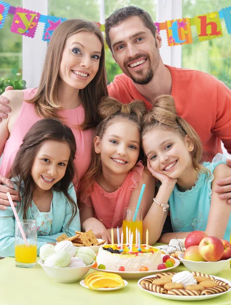 Ízletes étellel boldog család — Stock Fotó