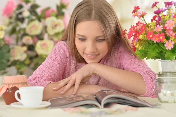 美丽的小女孩阅读杂志 — 图库照片