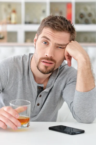 Uomo con whisky in vetro — Foto Stock