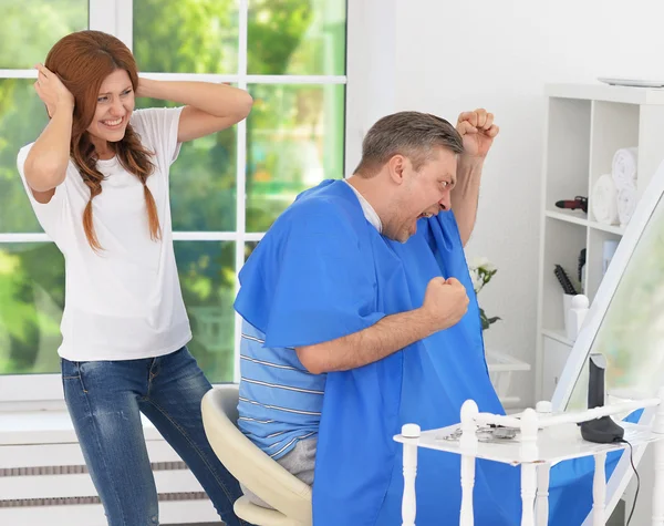 Hombre teniendo un corte de pelo de peluquero —  Fotos de Stock