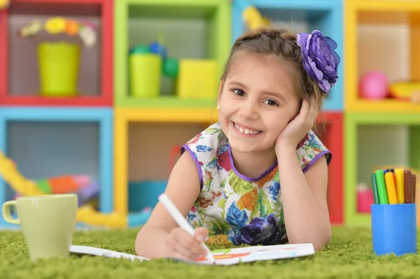 Маленькая девочка рисует в классе — стоковое фото