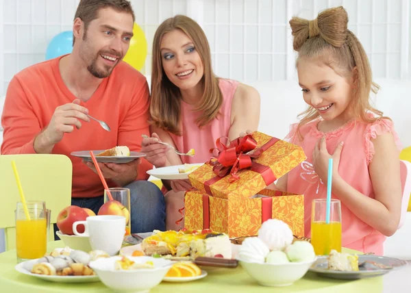 Parents and daughter  with cake — Stock Photo, Image