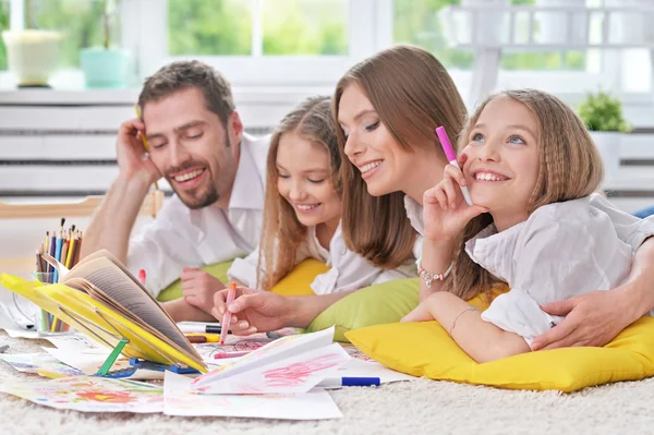 Glad familjemålning tillsammans — Stockfoto