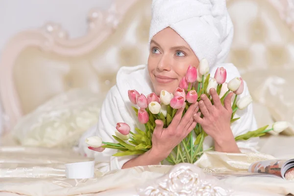 Frau trägt weißen Bademantel mit Blumen — Stockfoto