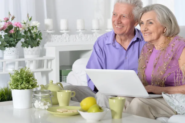 Oudere paar met laptop — Stockfoto