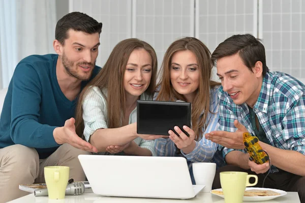 Glada vänner och laptop — Stockfoto