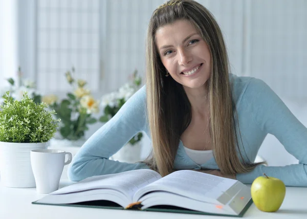 Beautiful woman reading a book — Stock Photo, Image