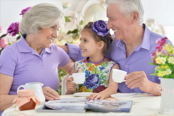 Avós com neta bebendo chá — Fotografia de Stock