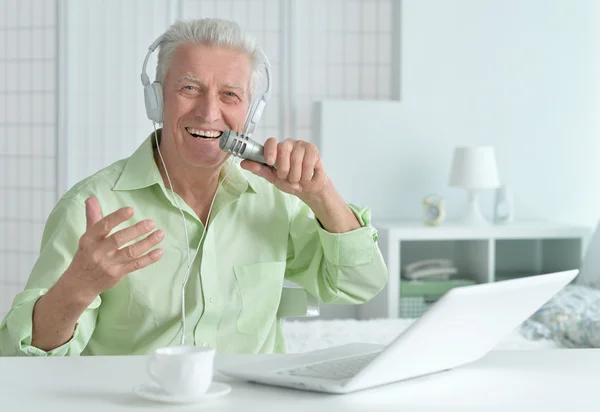 Uomo con microfono e laptop — Foto Stock