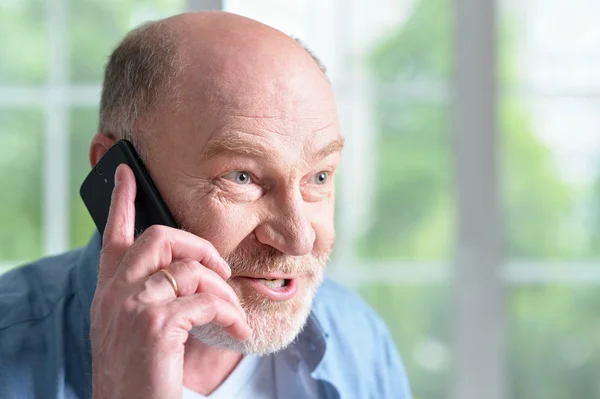 Oudere man met telefoon — Stockfoto