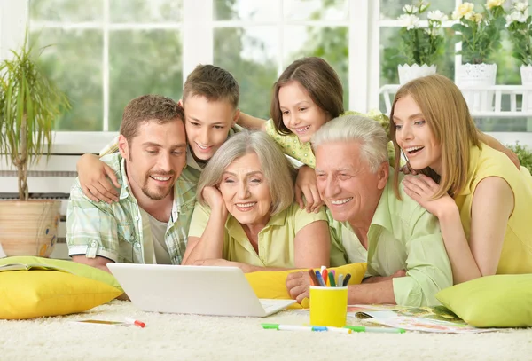 Οικογένεια στο σπίτι με laptop — Φωτογραφία Αρχείου