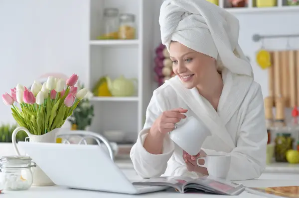 Donna che indossa accappatoio con laptop — Foto Stock