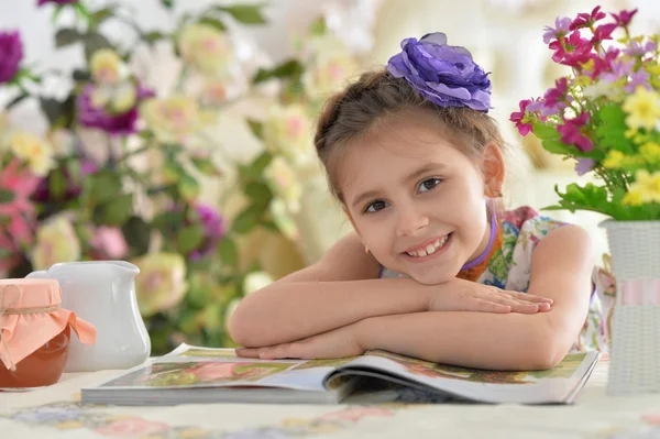 Petite fille avec magazine — Photo