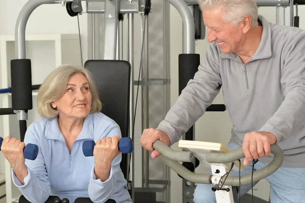 Couple aîné faisant de l'exercice au gymnase — Photo