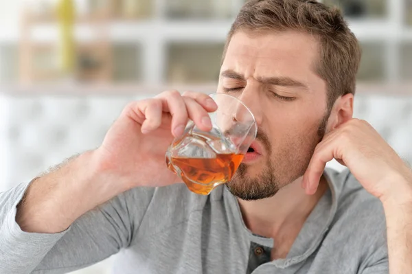 Man met whiskey in glas — Stockfoto