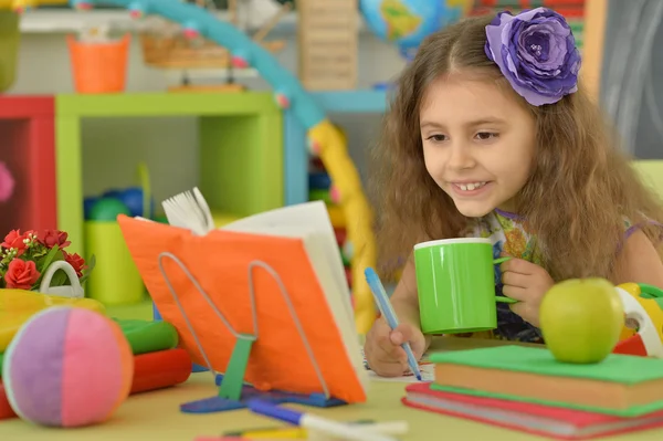 Mignonne étudiante fille à la classe — Photo