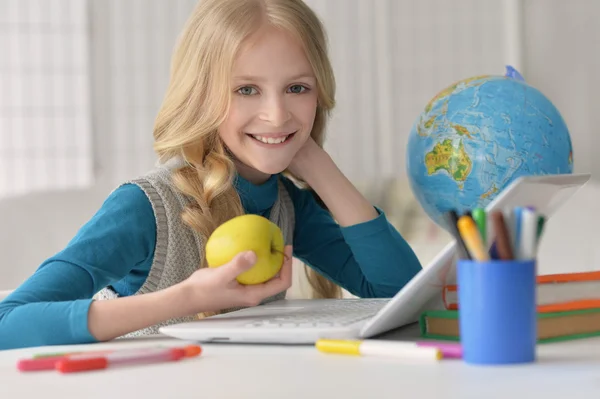 Estudante bonito menina na classe — Fotografia de Stock