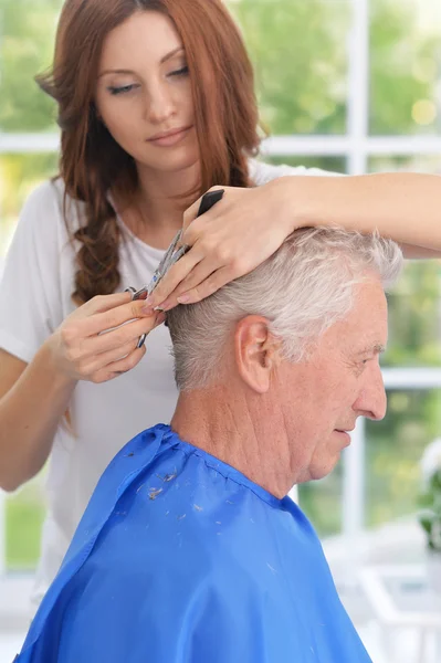 Homme ayant une coupe de cheveux de coiffeur — Photo