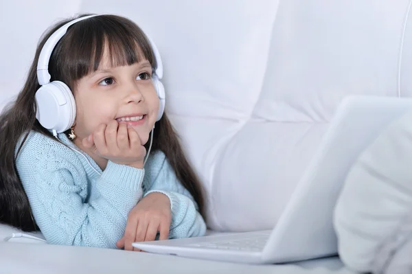 Little girl using computer — Fotografie, imagine de stoc