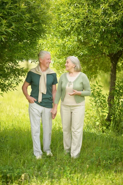 Parejas maduras en spring park — Foto de Stock