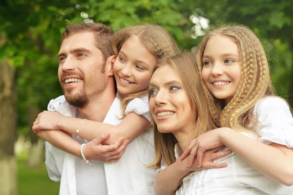 Lycklig familj på park — Stockfoto