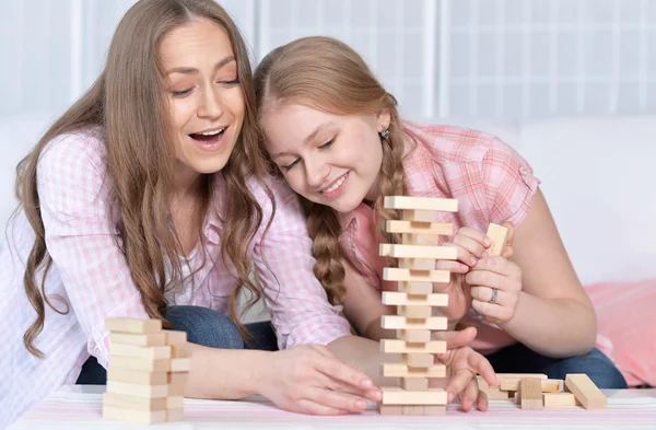 Mãe e filha jogando jogo de tabuleiro — Fotografia de Stock