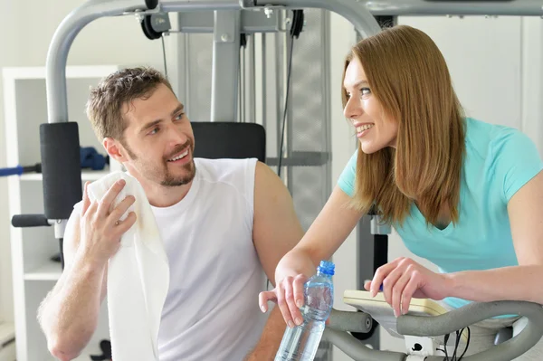 Couple attrayant à la salle de gym — Photo