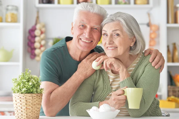 Oudere echtpaar drinken thee — Stockfoto