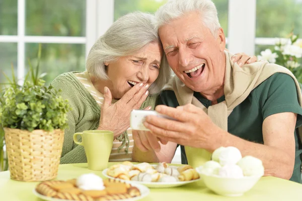 Oudere echtpaar drinken thee — Stockfoto