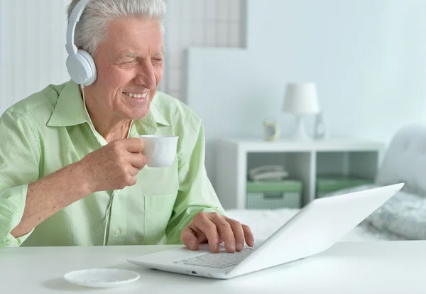 Homem sênior com laptop — Fotografia de Stock