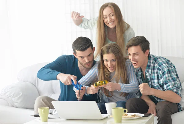 Happy friends en laptop — Stockfoto