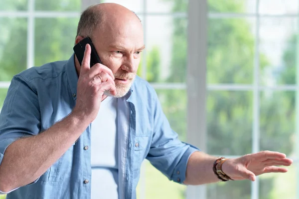 Uomo anziano con telefono — Foto Stock