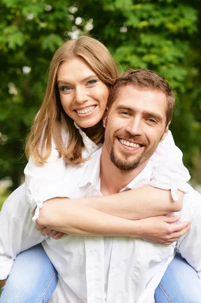 Couple dans le parc d'été — Photo