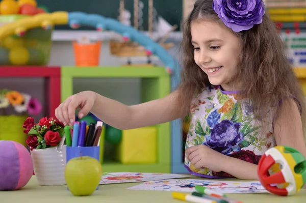 Ragazzina che disegna in classe — Foto Stock