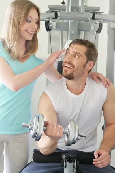 Couple attrayant à la salle de gym — Photo