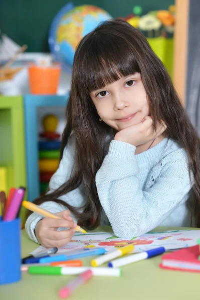 Kleines Mädchen zeichnet im Unterricht — Stockfoto