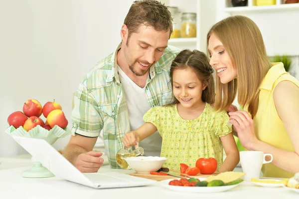 Glad familjerätt i köket — Stockfoto