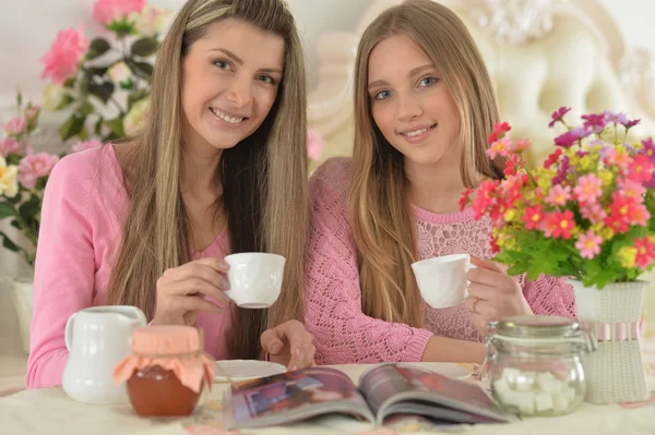 Mother with  daughter  with magazine — Stock Photo, Image