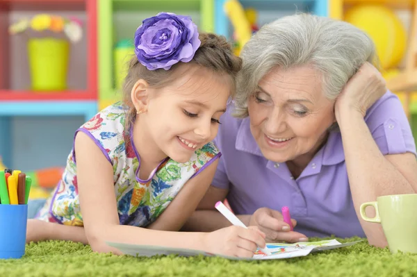 Бабушка с внучкой рисуют вместе — стоковое фото