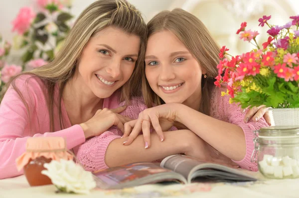 Mor med datter med magasin – stockfoto