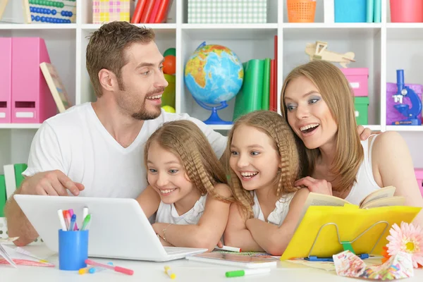 Familia feliz con portátil — Foto de Stock