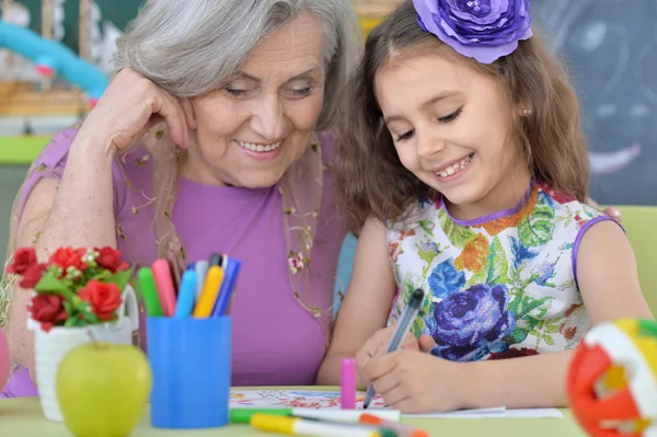 Abuela con nieta dibujando juntos —  Fotos de Stock