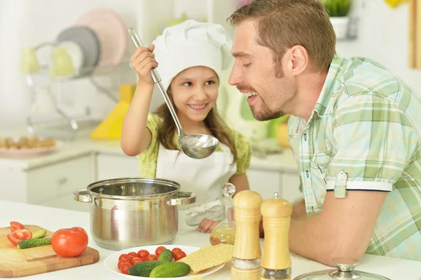 Vater und Tochter mit Essen — Stockfoto