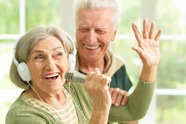 Senior couple with headphones — Stock Photo, Image