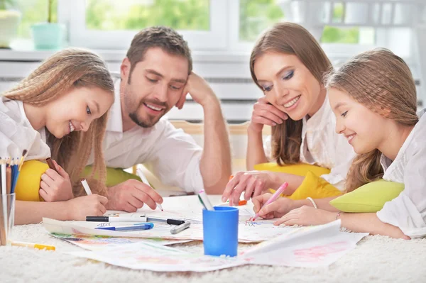 Glückliche Familie malt gemeinsam — Stockfoto