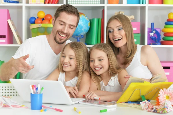 Familia feliz con portátil — Foto de Stock