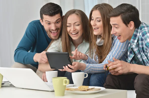 Amigos felizes e laptop — Fotografia de Stock