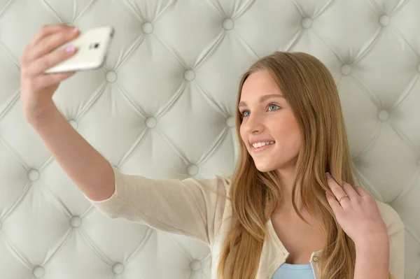Ładna dziewczyna przy selfie — Zdjęcie stockowe