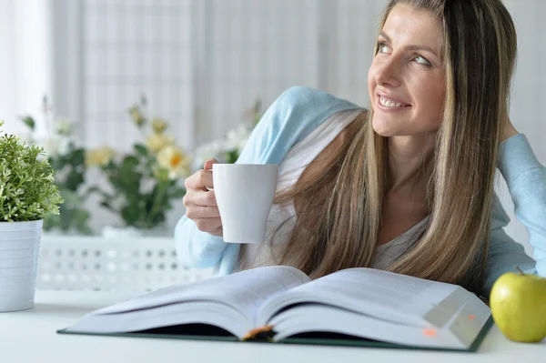 Schöne Frau liest ein Buch — Stockfoto