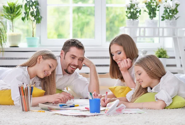 Glückliche Familie malt gemeinsam — Stockfoto